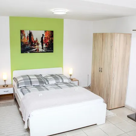Individual Apartments - Zentrale, Ruhige Wohnung In Innenstadt - Kueche, Parkplatz, Terrasse, Smarttv, Netflix Bitburg Exterior photo