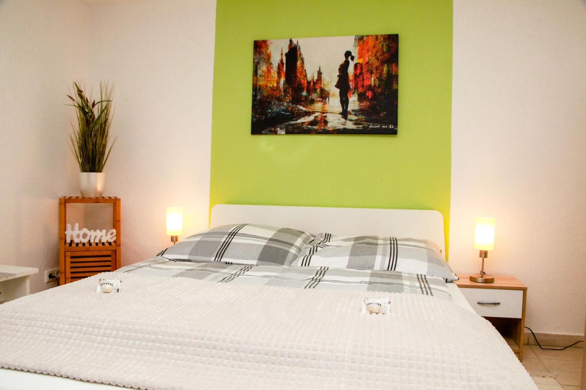 Lejlighed Individual - Zentrale, Ruhige In Innenstadt - Kueche, Parkplatz, Terrasse, Smarttv, Netflix Bitburg